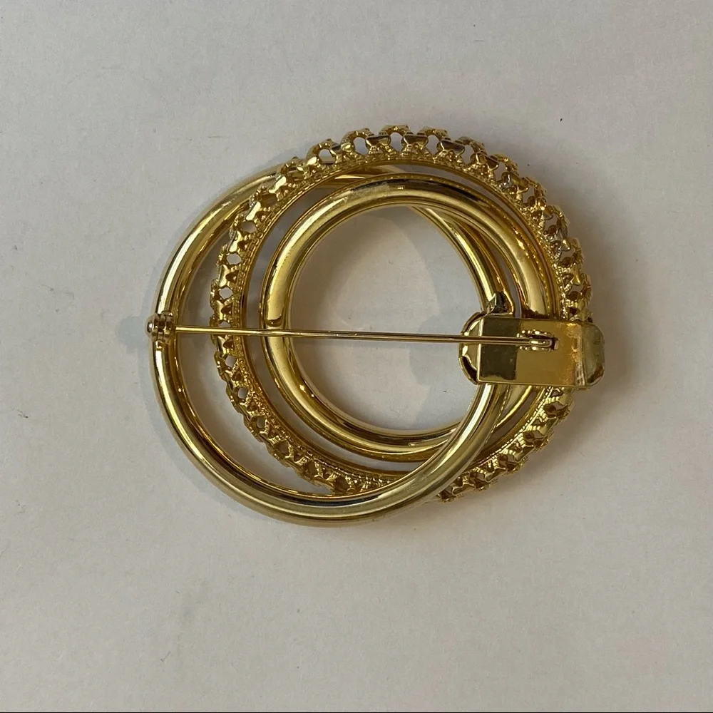 Vintage classic gold colored layered‎ circle brooch pin